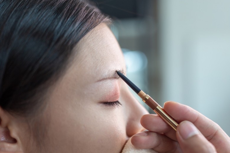 What Are The Ingredients Required For Natural Eyebrow Makeup?